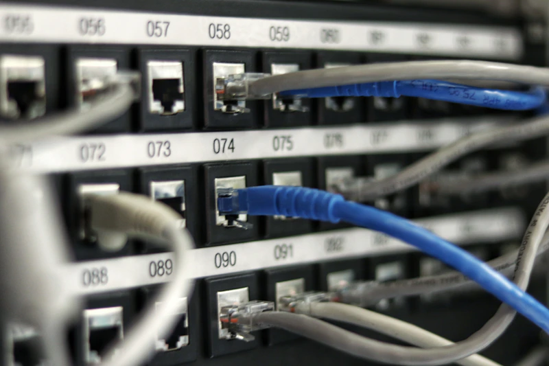 Infraestrutura de rede com cabos de fibra óptica organizados
